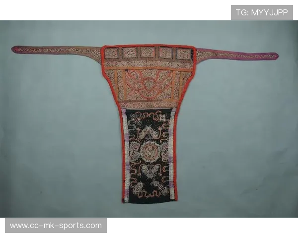 球员在场上与对手玩水族的马尾绣，绣出的马奔腾把球带进门